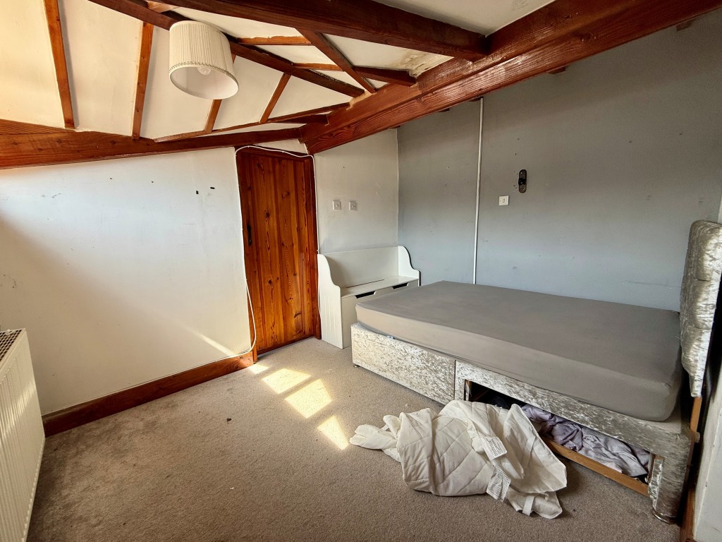 Lot: 80 - EQUESTRIAN FACILITY - INDOOR MANÈGE, STABLES, PADDOCKS AND ACCOMMODATION - Flat five - Bedroom one